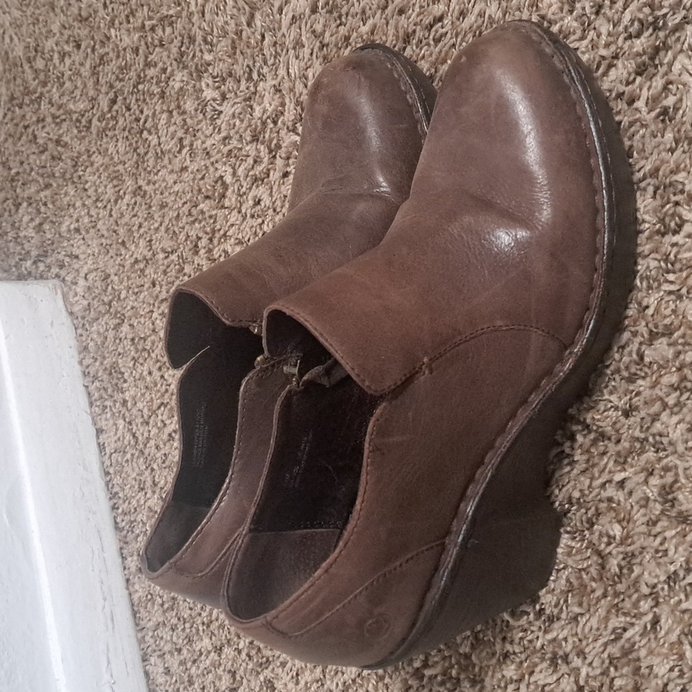 Born brown zippered wedge Size 9.5